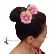 RÓŻE typu Chopin na łodyżce z listkami - różowo budyniowe róże wpięte w kok - y_ba21a_roze_chopin_srednie_z_listkami_rozowo-budyniowe_w_koku.jpg